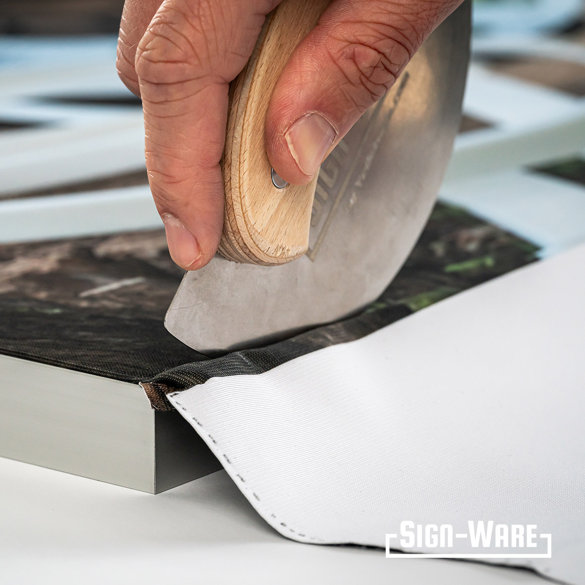 Yellotools EasyKeder Moon | Holz/Metallrakel für Leuchtkästen | Anwendung