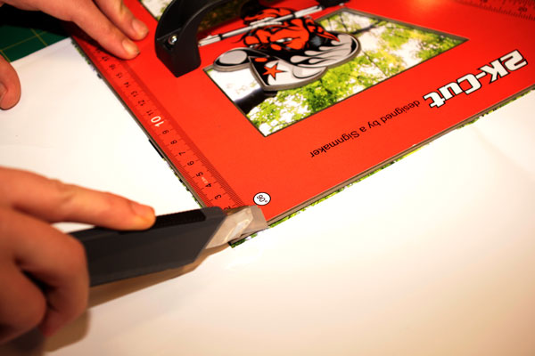 Yellotools 2K-Cut | Edelstahl Schneidewinkel für Werbetechniker Beispiel