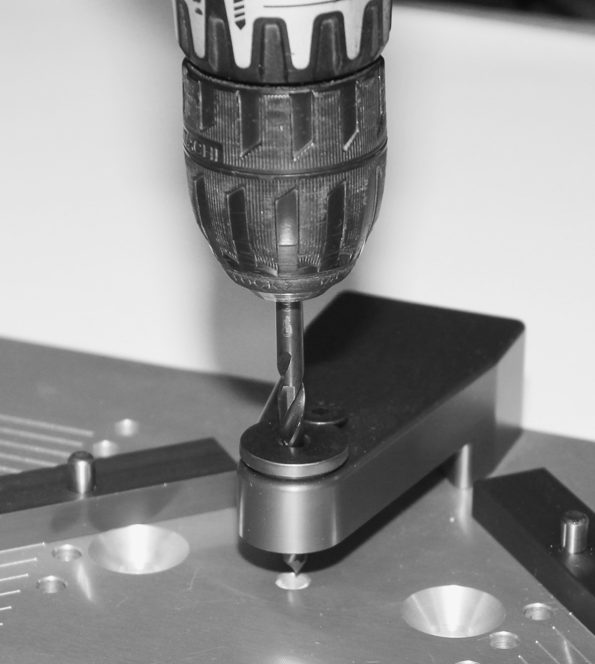 Yellotools EasyDrill Mini Bohrlochbuchsen mit Ständerbohrmaschine
