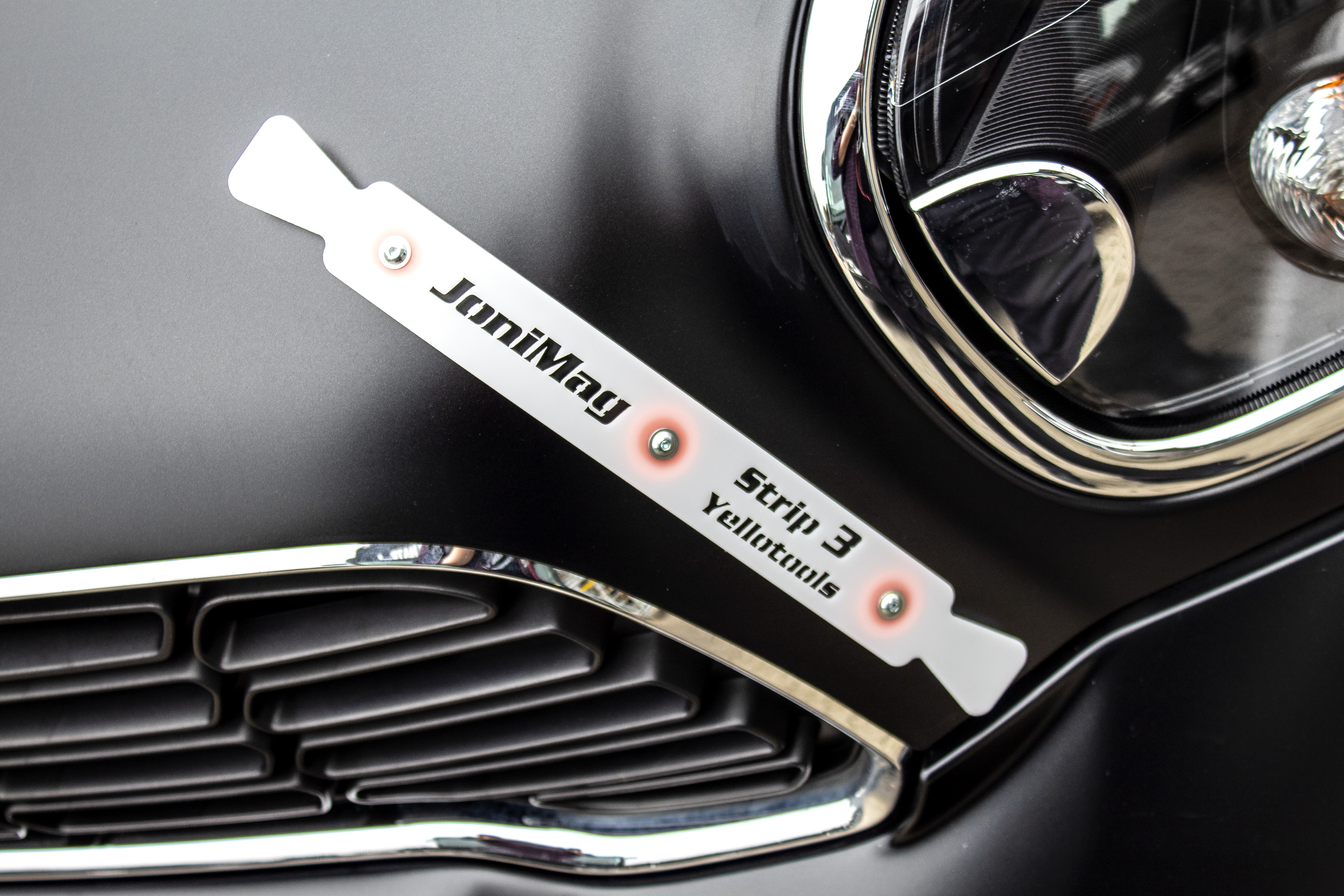 Yellotools JoniMag Strip 3 am Fahrzeug