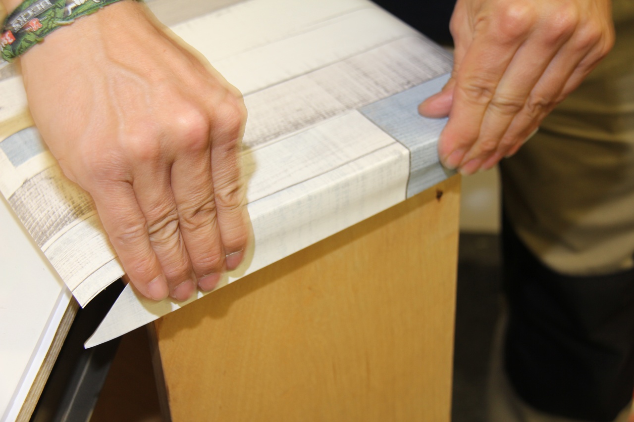 Yellotools EdgeWrap Cutter Anwendungsbild 4 Möbel folieren