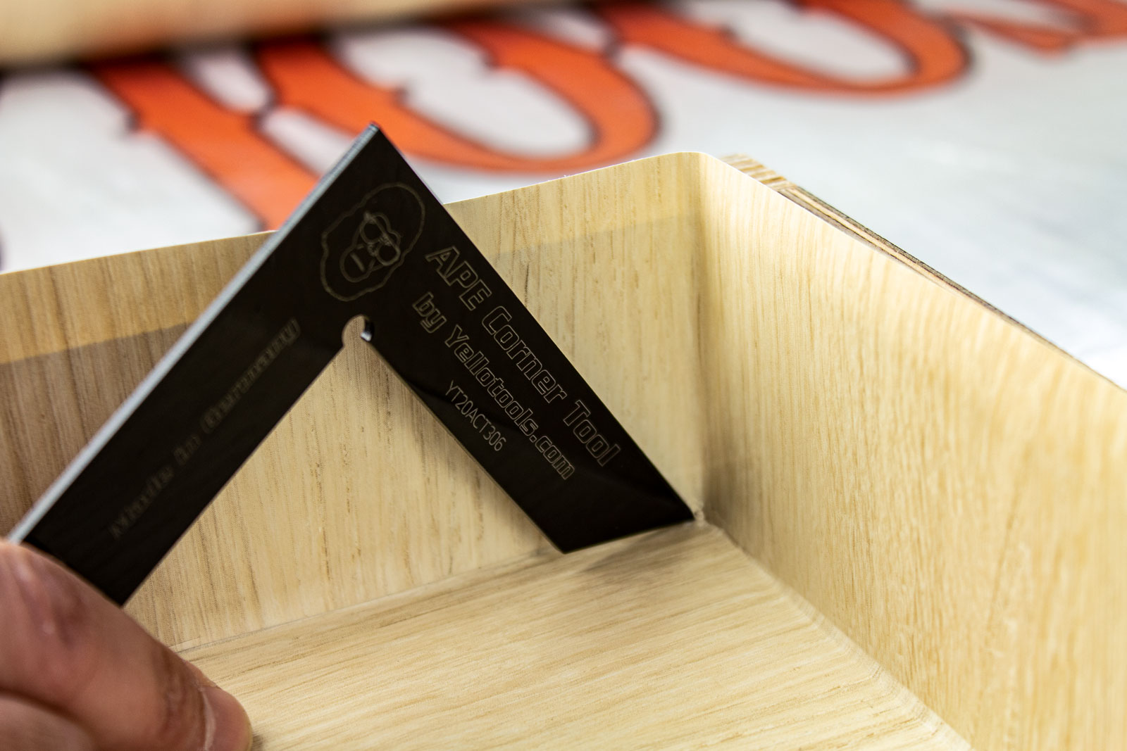 Yellotools APE CornerTool Folierhilfe für Möbelfolierung Anwendungsbild 1