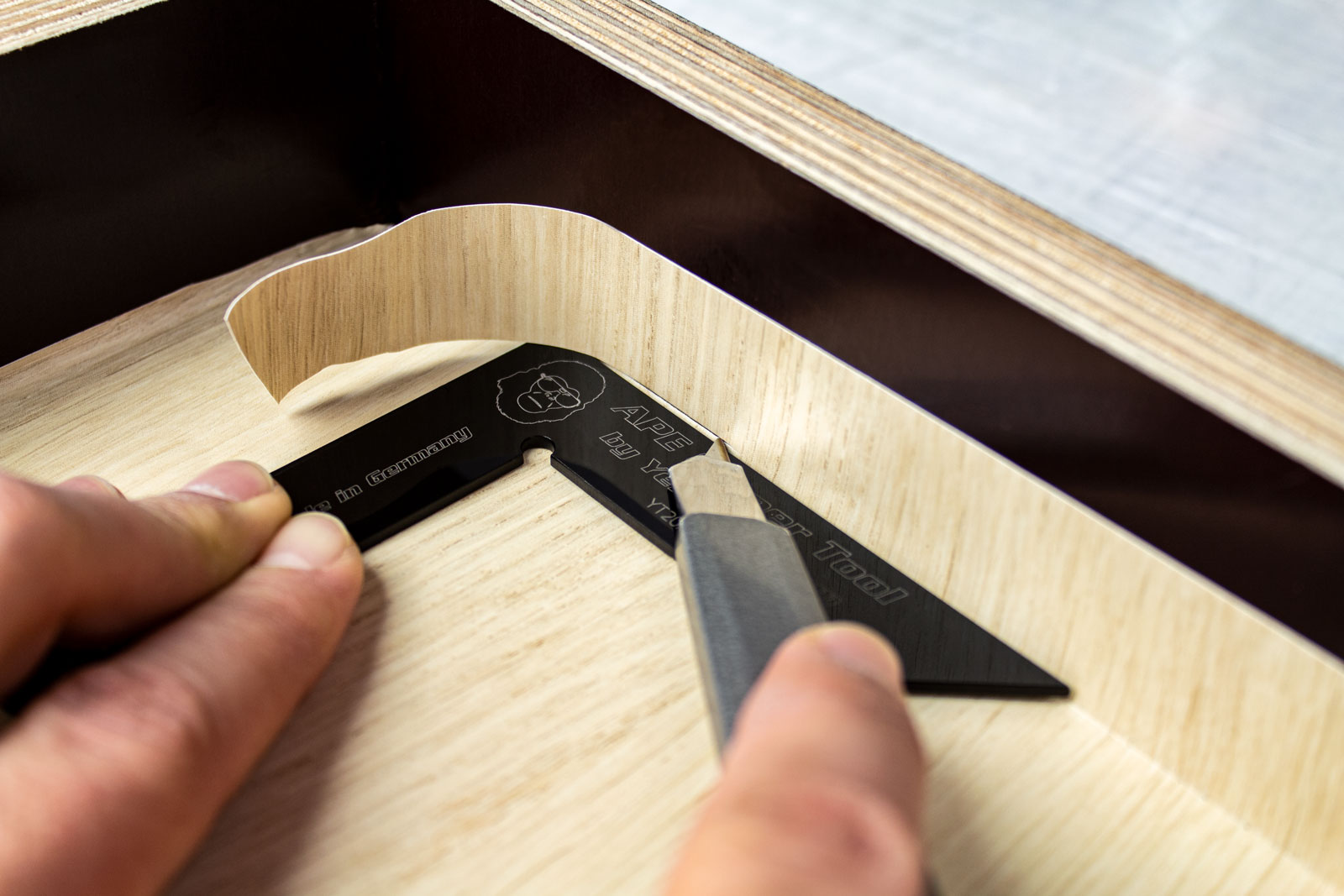 Yellotools APE CornerTool Möbel folieren Anwendungsbild 2