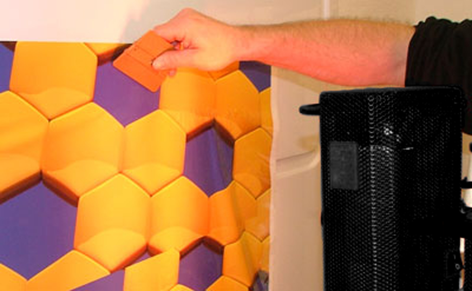 Yellotools WrapSun Power bei der Verklebung einer Folie