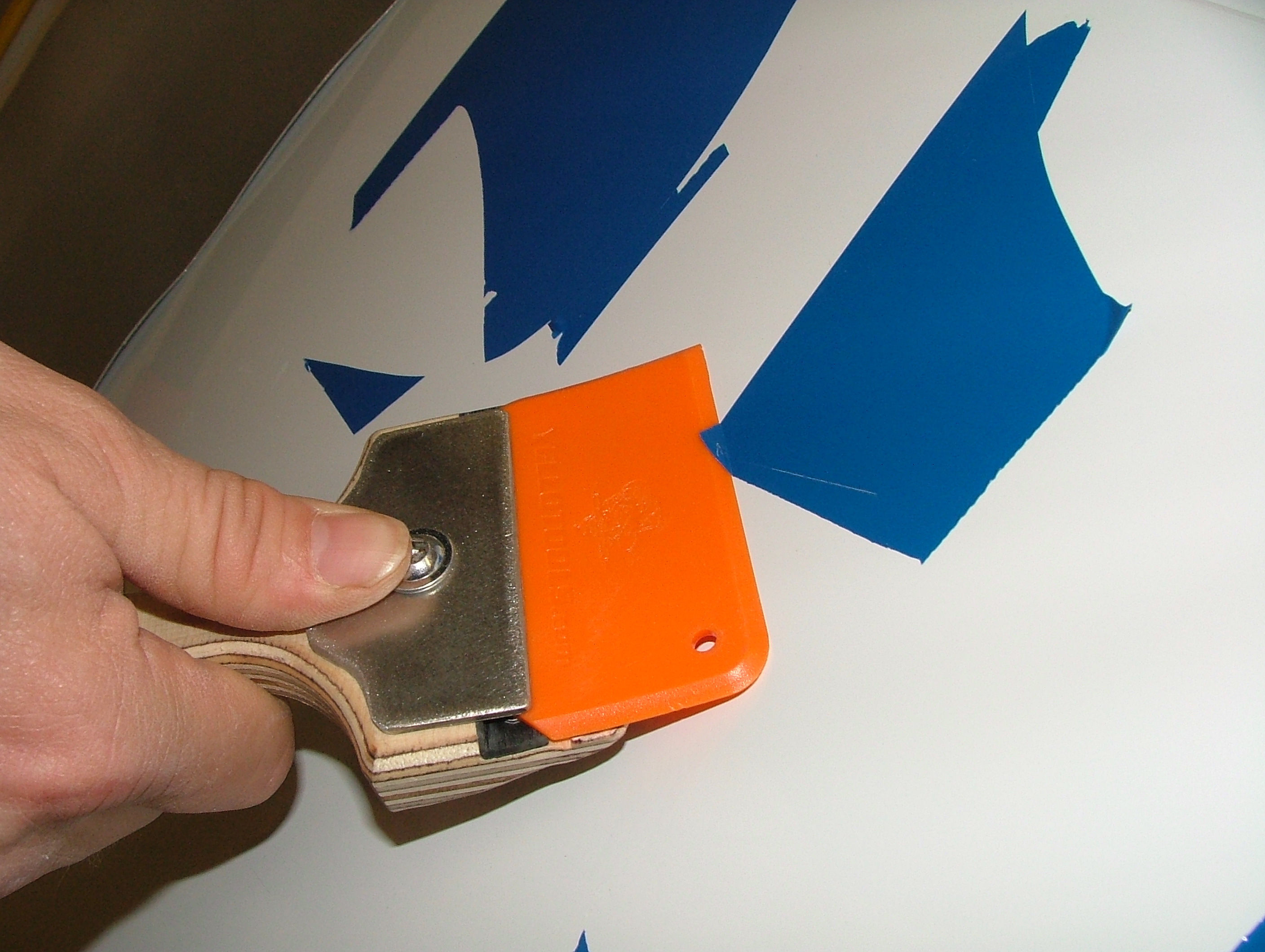 Folienreste entfernen mit Yellotools YelloBlade Orange und YelloBlade Handle