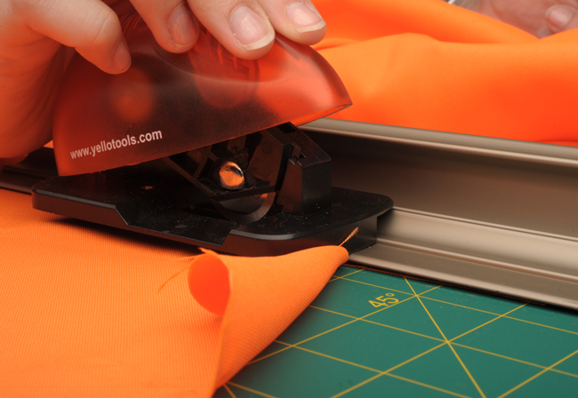 Yellotools CutCoaster Wheel schneidet Stoffbahn