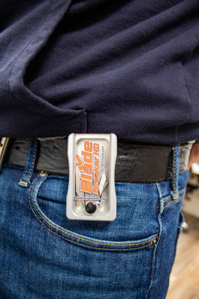 Yellotools BladeBreaker HD Silber am Hosengürtel