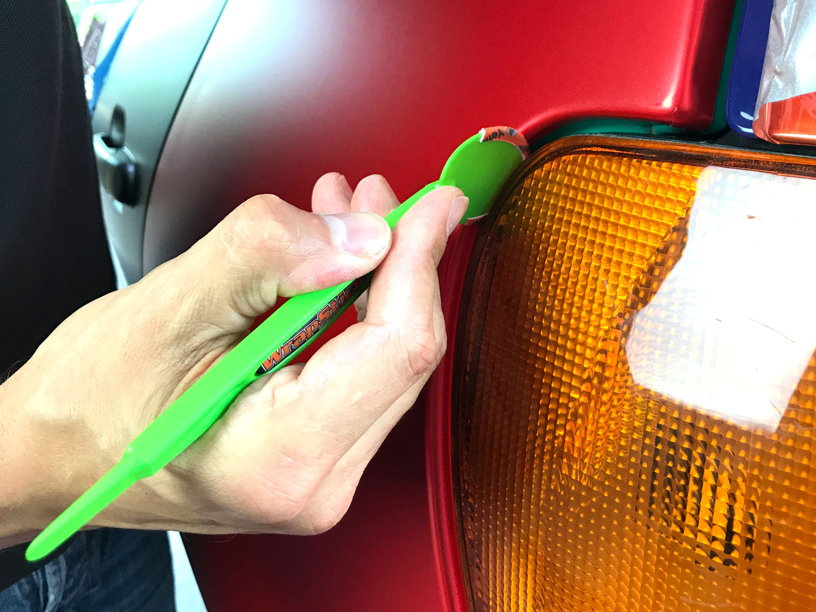 Yellotools WrapStick Betty Green Anwendung in Karosseriespalt